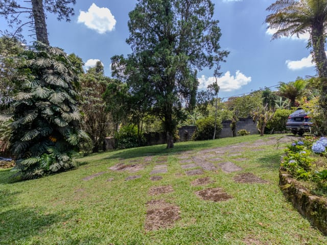 Casa com 1200m² 4 quartos e 3 banheiros, à venda, no bairro Chácara Santo Hubertus em São Paulo