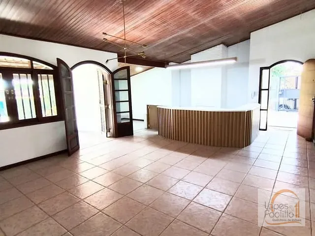 Casa com 600m² 3 quartos e 4 banheiros, para alugar, no bairro Vila Santista em Atibaia