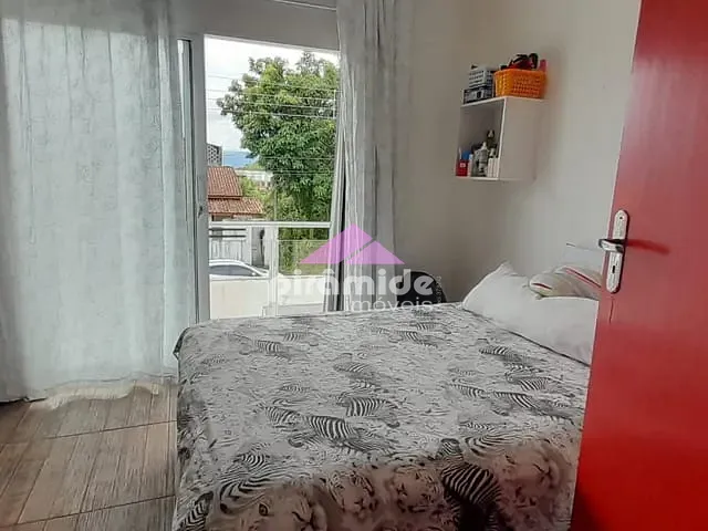 Casa com 360m² 3 quartos e 3 banheiros, à venda, no bairro Jardim Britânia em Caraguatatuba