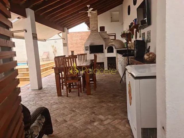 Casa com 428m² 4 quartos e 4 banheiros, à venda, no bairro Nossa Senhora do Perpétuo Socorro em Pindamonhangaba