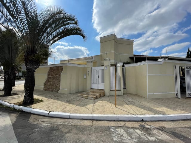 Casa com 400m² 3 quartos e 4 banheiros, à venda, no bairro Bel Recanto em Taubaté