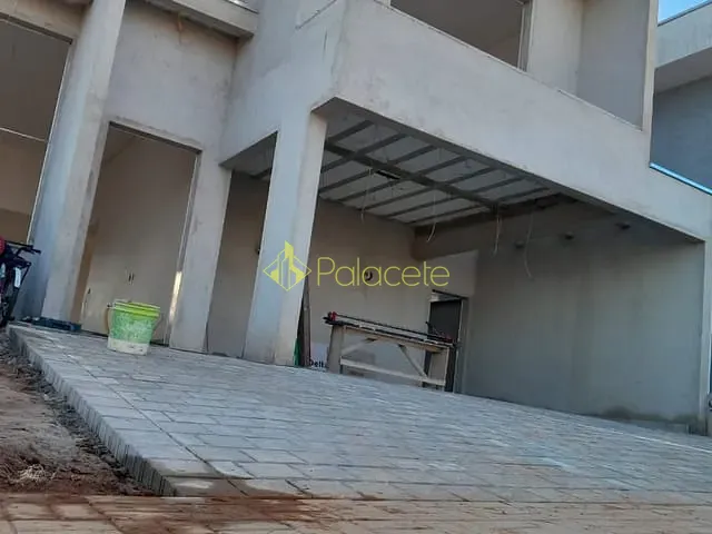 Casa com 275m² 2 quartos e 2 banheiros, à venda, no bairro Monte Belo em Taubaté