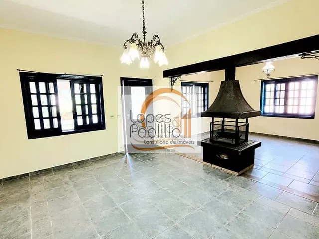 Casa com 800m² 2 quartos e 4 banheiros, para alugar, no bairro Condomínio Flamboyant-B em Atibaia