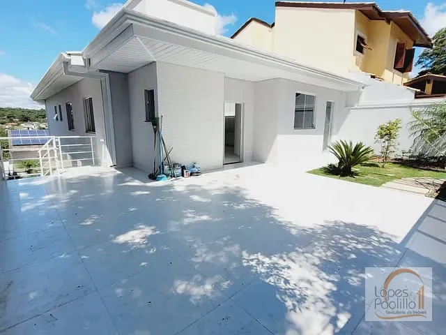 Casa com 360m² 3 quartos e 4 banheiros, para alugar, no bairro Parque Arco Iris em Atibaia