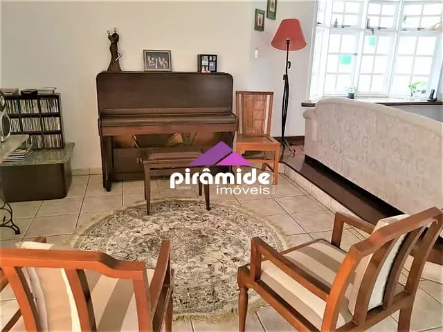 Casa com 360m² 4 quartos e 3 banheiros, à venda, no bairro Jardim das Colinas em São José dos Campos