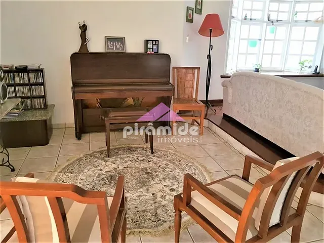 Casa com 360m² 4 quartos e 3 banheiros, à venda, no bairro Jardim das Colinas em São José dos Campos