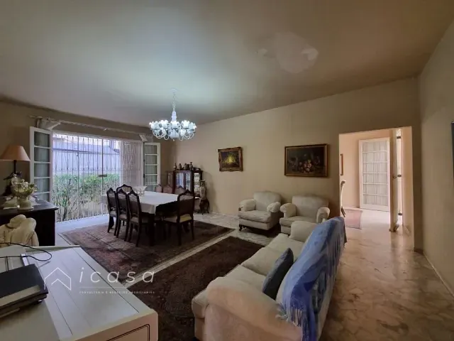 Casa com 500m² 3 quartos e 2 banheiros, à venda ou para alugar, no bairro Centro em Taubaté