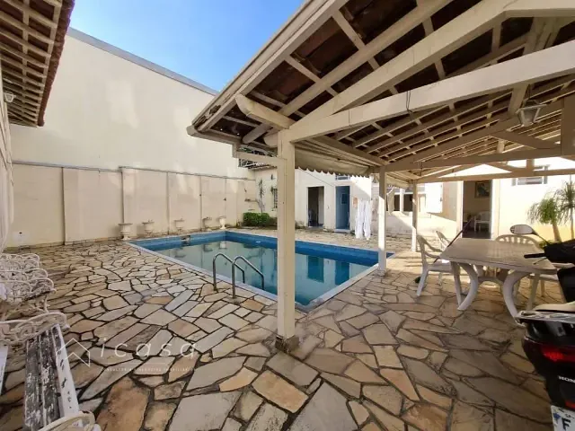 Casa com 500m² 3 quartos e 2 banheiros, à venda ou para alugar, no bairro Centro em Taubaté