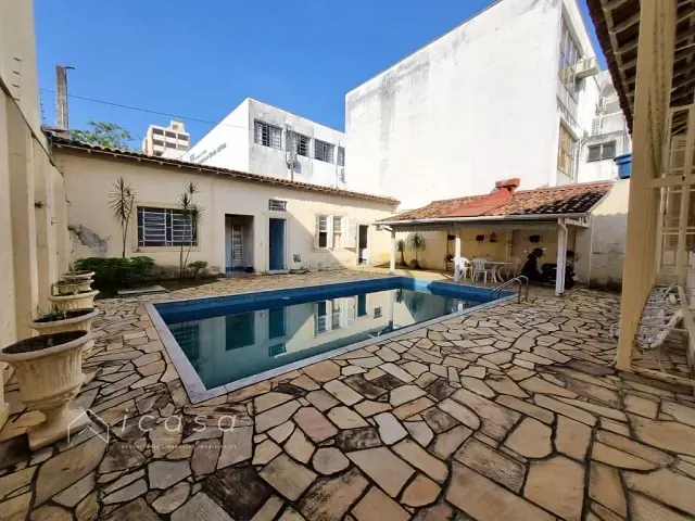Casa com 500m² 3 quartos e 2 banheiros, à venda ou para alugar, no bairro Centro em Taubaté