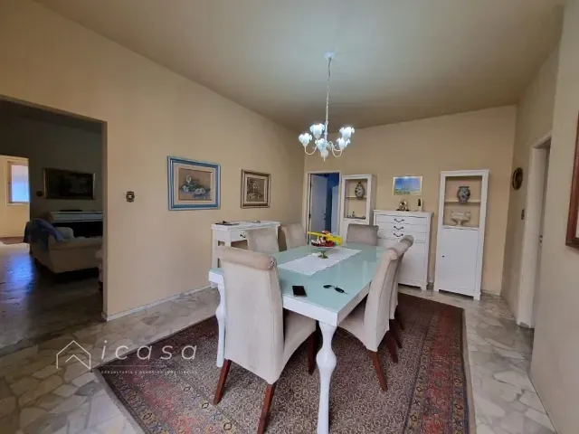 Casa com 500m² 3 quartos e 2 banheiros, à venda ou para alugar, no bairro Centro em Taubaté