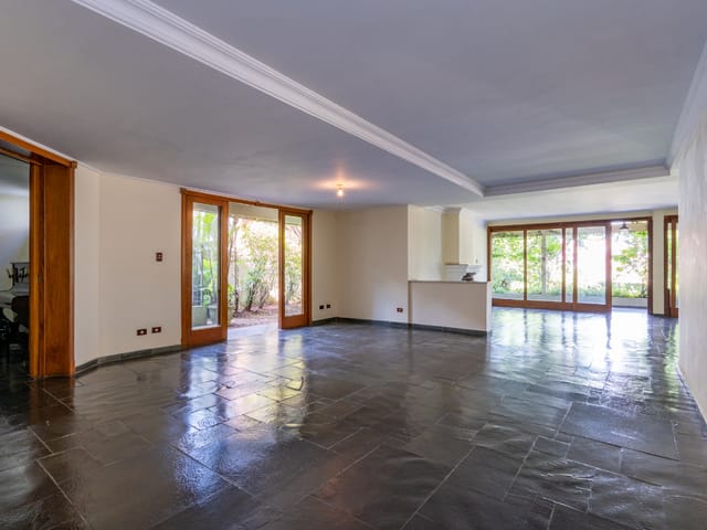 Casa com 352m² 5 quartos e 4 banheiros, à venda, no bairro Jardim Leonor em São Paulo