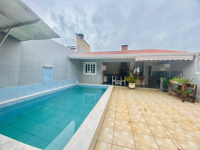 Casa com piscina à venda!