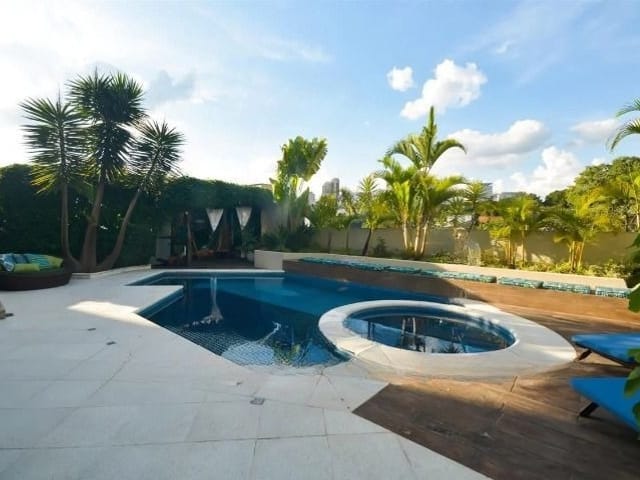Casa com 719m² 4 quartos e 6 banheiros, à venda ou para alugar, no bairro Alphaville Residencial Dois em Barueri