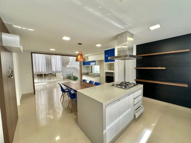 Casa com 420m² 4 quartos e 5 banheiros, para alugar, no bairro Alphaville em Santana de Parnaíba