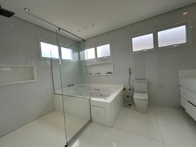 Casa com 420m² 4 quartos e 5 banheiros, para alugar, no bairro Alphaville em Santana de Parnaíba