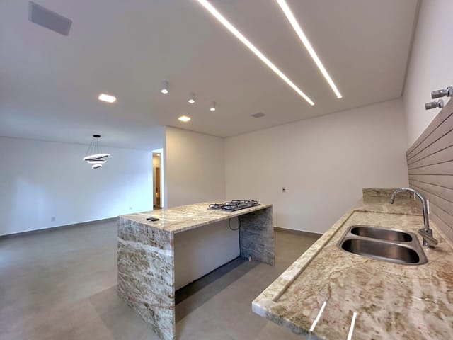Casa com 420m² 3 quartos e 2 banheiros, à venda, no bairro Mombaça em Pindamonhangaba