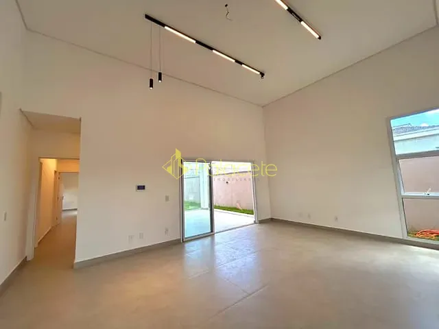 Casa com 420m² 3 quartos e 2 banheiros, à venda, no bairro Mombaça em Pindamonhangaba
