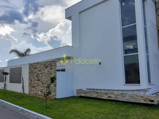 Casa com 534m² 3 quartos e 3 banheiros, à venda, no bairro Mombaça em Pindamonhangaba