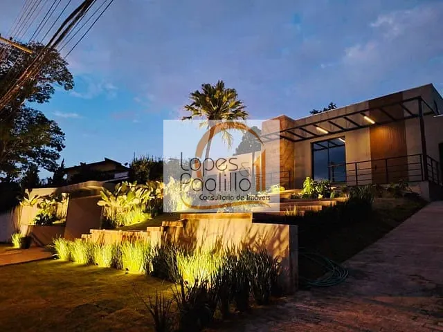 Casa com 1000m² 4 quartos e 5 banheiros, à venda ou para alugar, no bairro Condomínio Flamboyant-B em Atibaia