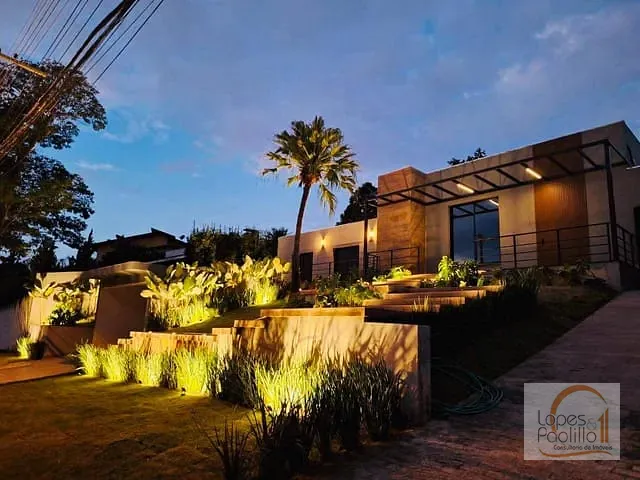 Casa com 1000m² 4 quartos e 5 banheiros, à venda ou para alugar, no bairro Condomínio Flamboyant-B em Atibaia