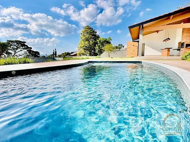 Casa com 1000m² 4 quartos e 5 banheiros, à venda ou para alugar, no bairro Condomínio Flamboyant-B em Atibaia