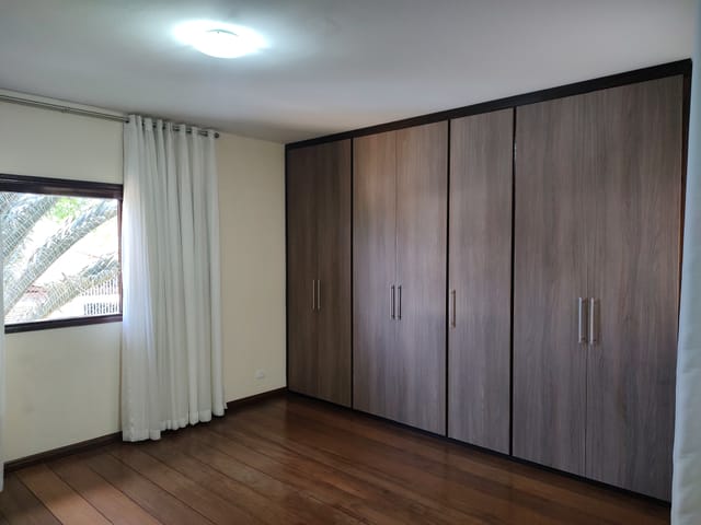 Casa com 432m² 3 quartos e 4 banheiros, à venda, no bairro Vila São Geraldo em Taubaté