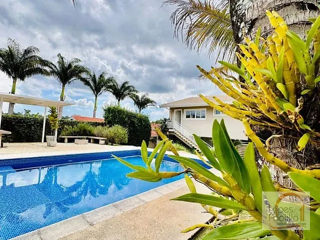 Casa com 370m² 3 quartos e 3 banheiros, para alugar, no bairro Jardim Itaperi em Atibaia
