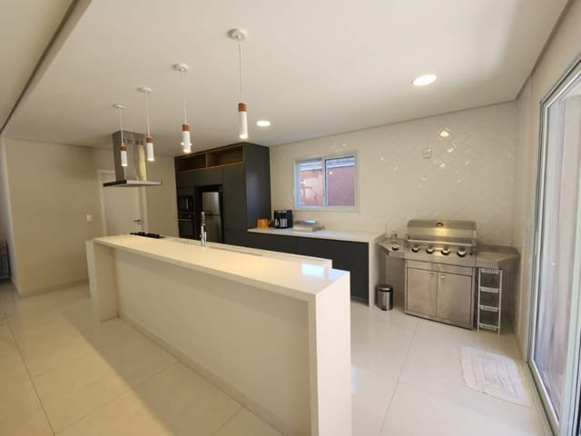 Casa com 360m² 4 quartos e 6 banheiros, à venda, no bairro Alphaville em Santana de Parnaíba