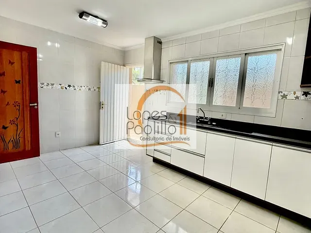 Casa com 250m² 2 quartos e 2 banheiros, para alugar, no bairro Vila Thais em Atibaia