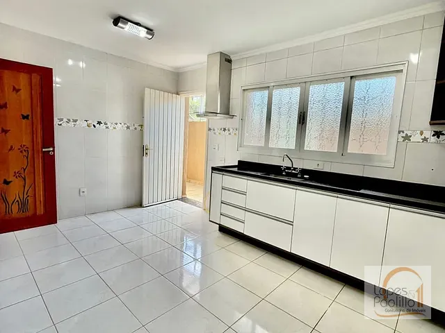 Casa com 250m² 2 quartos e 2 banheiros, para alugar, no bairro Vila Thais em Atibaia