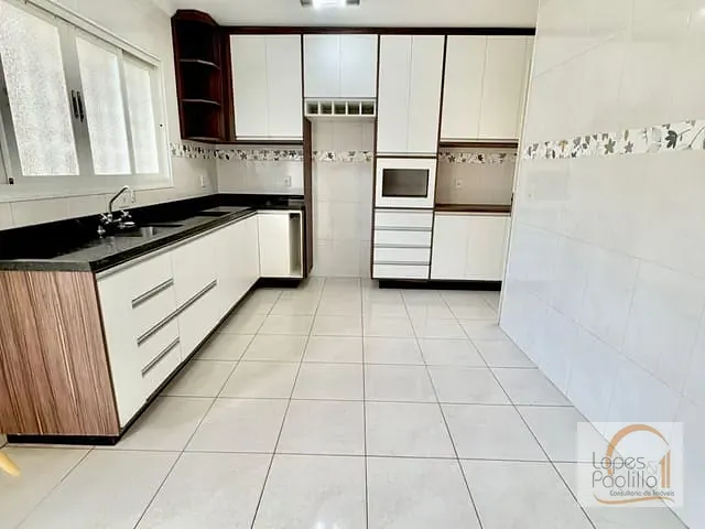 Casa com 250m² 2 quartos e 2 banheiros, para alugar, no bairro Vila Thais em Atibaia