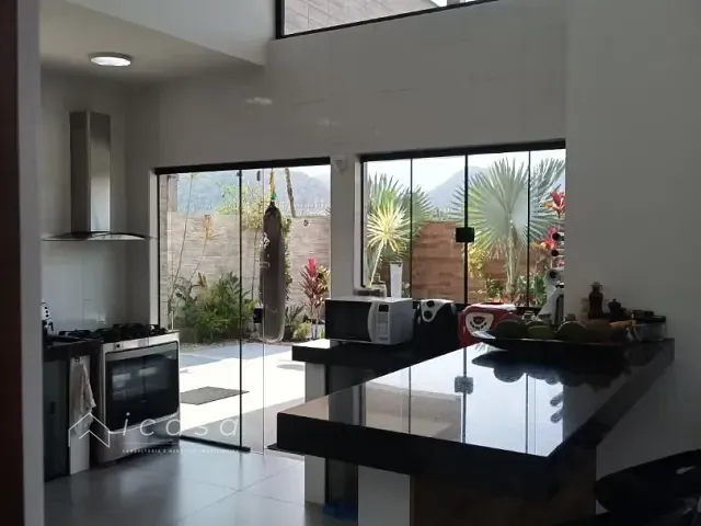 Casa com 500m² 4 quartos e 4 banheiros, à venda, no bairro Jardim Carolina em Ubatuba