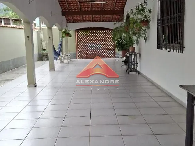 Casa com 300m² 2 quartos e 2 banheiros, à venda, no bairro Jardim Rio Santos em Caraguatatuba
