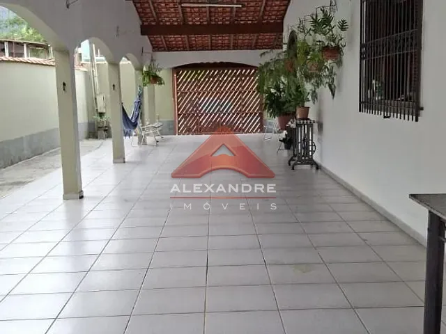 Casa com 300m² 2 quartos e 2 banheiros, à venda, no bairro Jardim Rio Santos em Caraguatatuba