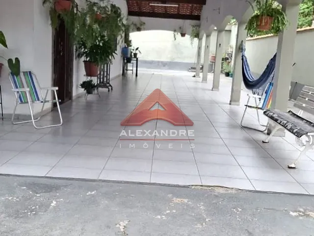 Casa com 300m² 2 quartos e 2 banheiros, à venda, no bairro Jardim Rio Santos em Caraguatatuba