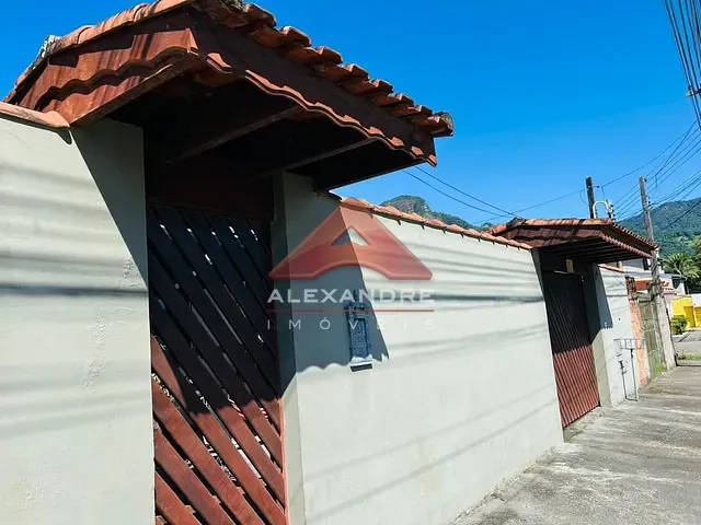 Casa com 300m² 2 quartos e 2 banheiros, à venda, no bairro Jardim Rio Santos em Caraguatatuba
