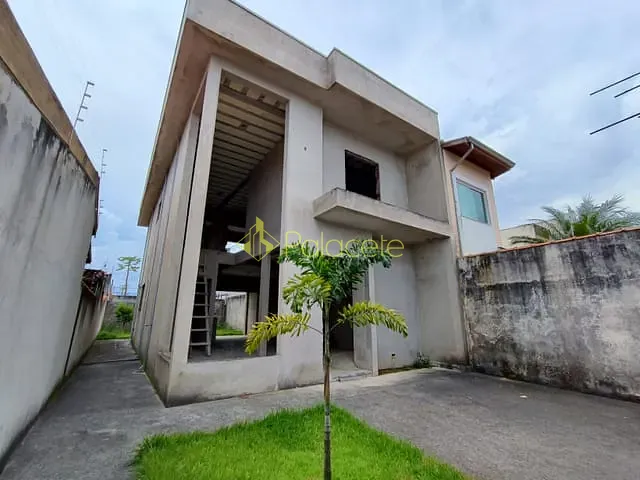 Casa com 8m² 3 quartos e 3 banheiros, à venda, no bairro Parque das Palmeiras em Pindamonhangaba