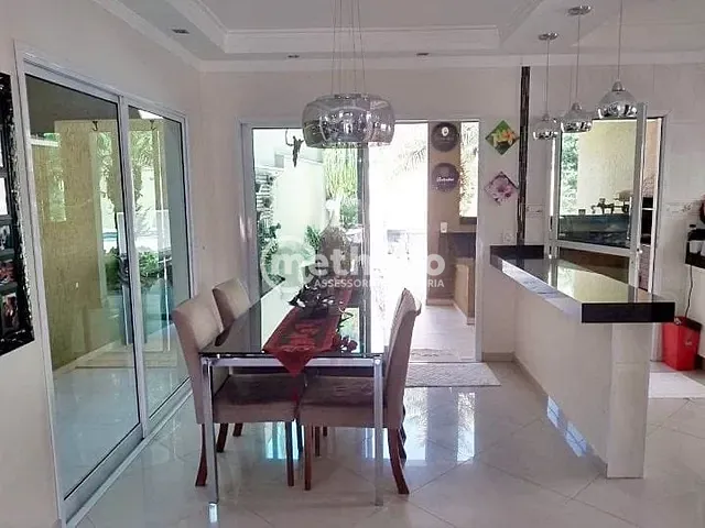Casa com 300m² 4 quartos e 4 banheiros, à venda, no bairro Roncáglia em Valinhos