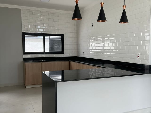 Casa com 305m² 3 quartos e 3 banheiros, à venda, no bairro Jardim Marlene Miranda em Taubaté