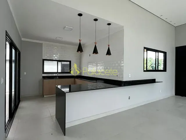 Casa com 305m² 3 quartos e 3 banheiros, à venda, no bairro Jardim Marlene Miranda em Taubaté