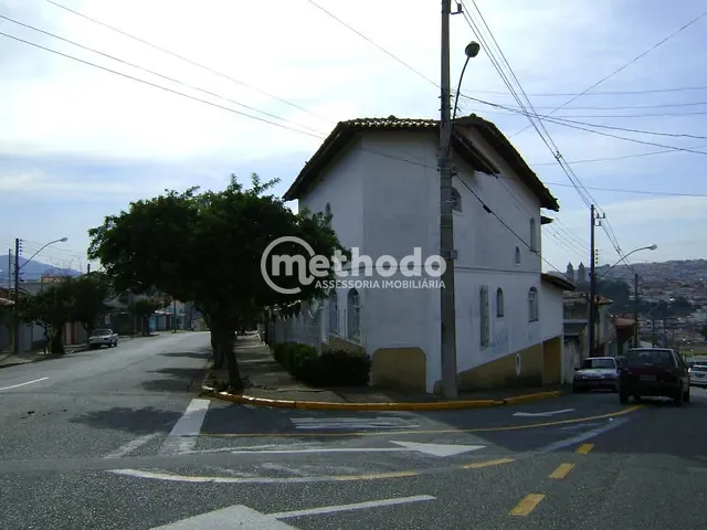 Casa com 300m² 3 quartos e 2 banheiros, à venda, no bairro Vila Mota em Bragança Paulista