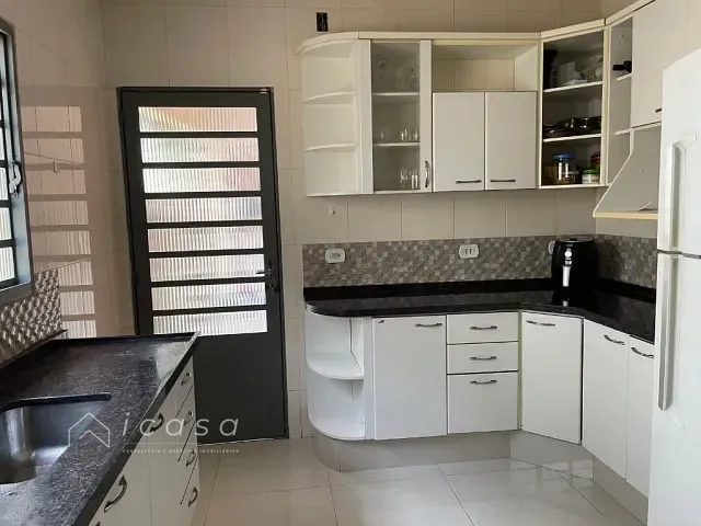 Casa com 350m² 3 quartos e 2 banheiros, à venda, no bairro Vila Resende em Caçapava