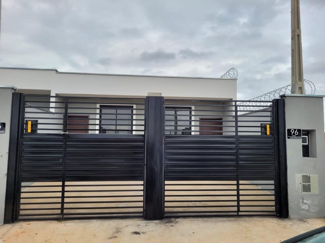 Foto do Casa - Casa à venda no Éden, Sorocaba: 2 dormitórios, sala integrada, banheiro com porcelanato, R$230
mil, 51m² | Plus Negócios Imobiliários