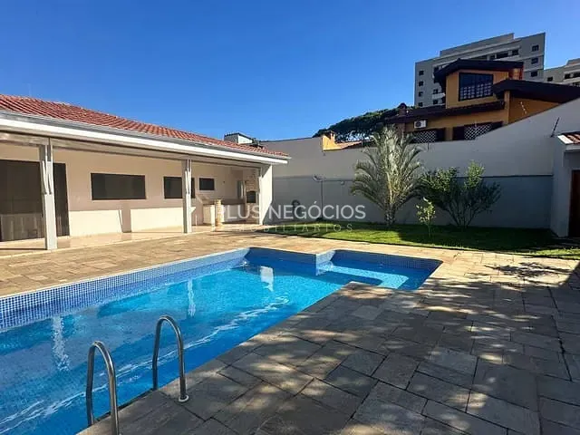Casa com 700m² 3 quartos e 5 banheiros, para alugar, no bairro Jardim São Carlos em Sorocaba