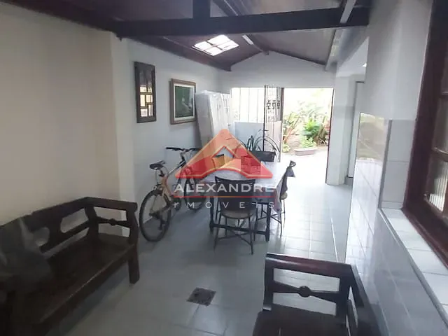 Casa com 200m² 3 quartos e 1 banheiro, à venda, no bairro Vila Industrial em São José dos Campos