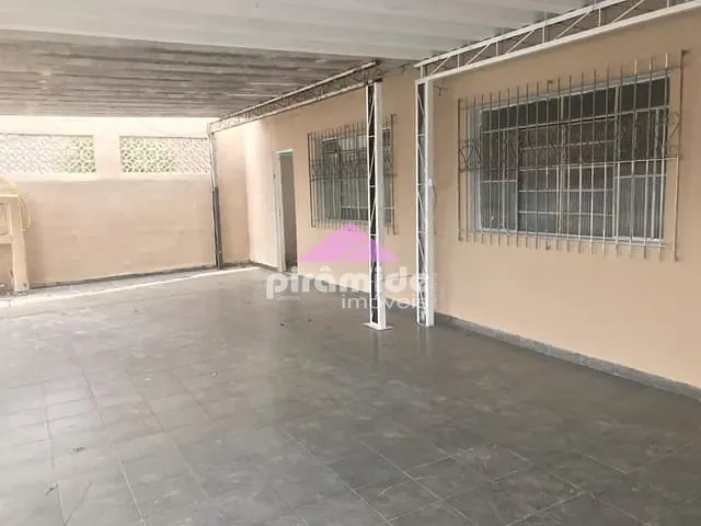 Casa com 300m² 3 quartos e 2 banheiros, à venda, no bairro Cidade Morumbi em São José dos Campos