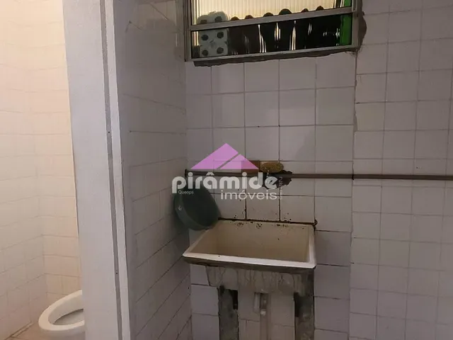 Casa com 300m² 4 quartos e 3 banheiros, à venda, no bairro Parque Industrial em São José dos Campos
