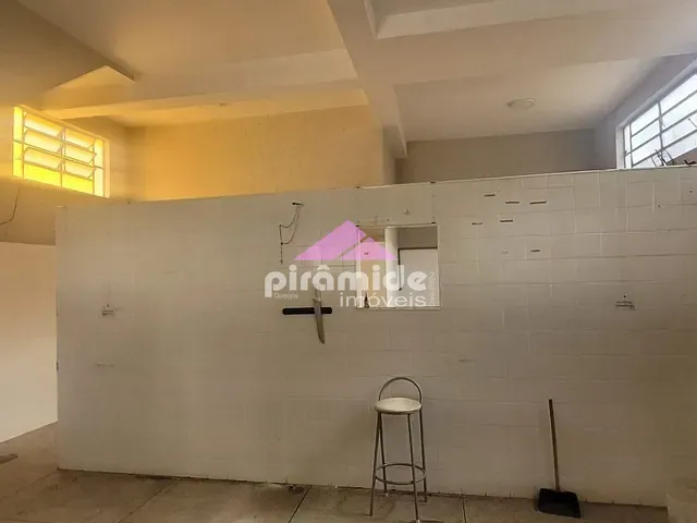 Casa com 300m² 4 quartos e 3 banheiros, à venda, no bairro Parque Industrial em São José dos Campos