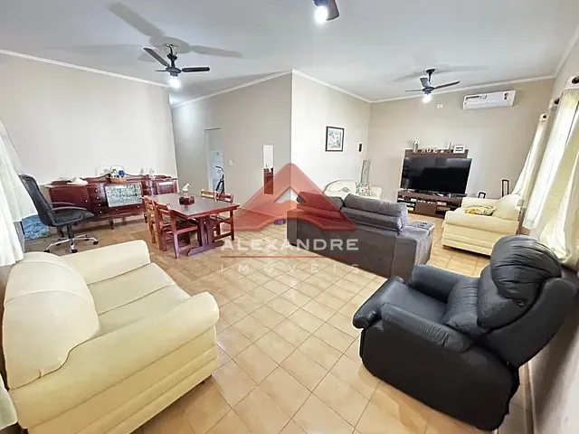 Casa com 360m² 4 quartos e 1 banheiro, à venda, no bairro Jardim Britânia em Caraguatatuba
