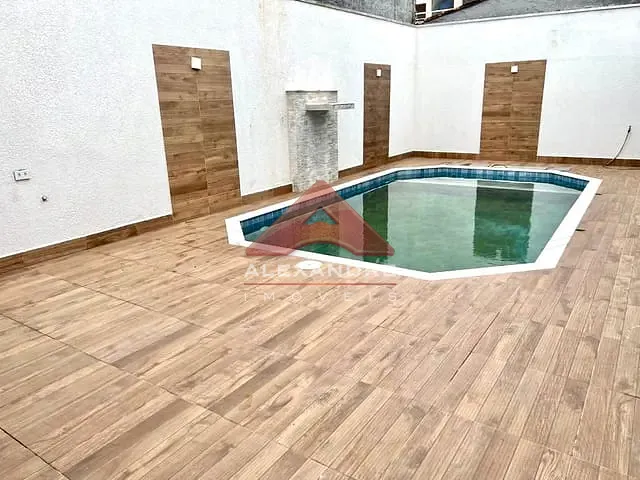 Casa com 360m² 4 quartos e 1 banheiro, à venda, no bairro Jardim Britânia em Caraguatatuba